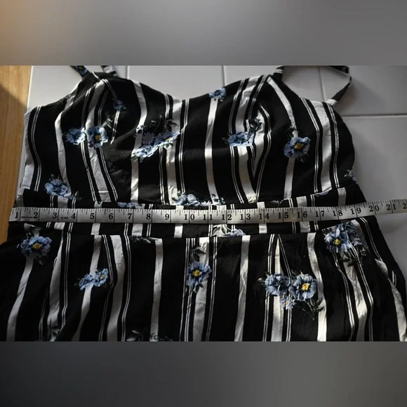 Torrid Size 2 Black, White & Blue Floral Striped Cropped Jumpsuit Women - Picture 12 of 12